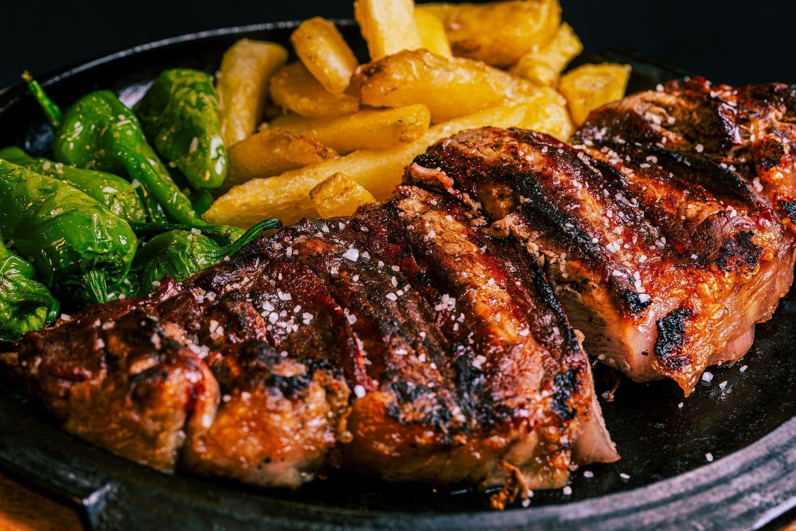 Secreto Ibérico a la Plancha con Pimientos de Padrón