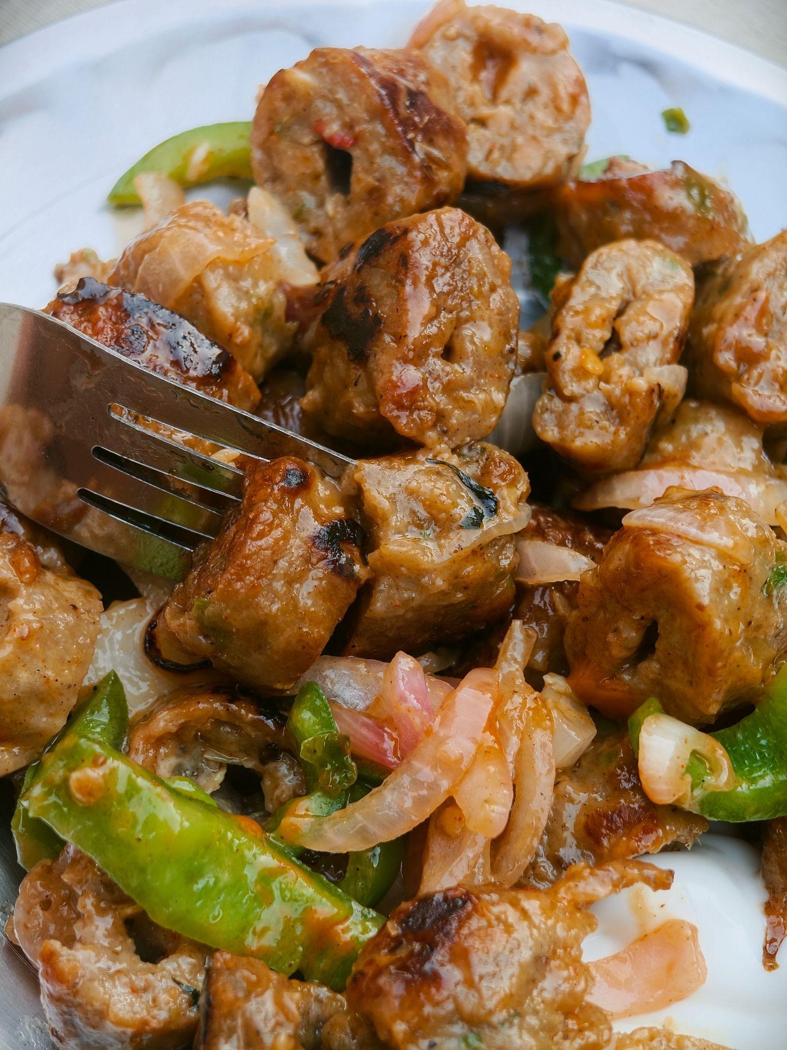 Salchichas Frescas a la Sartén con Pimientos Verdes